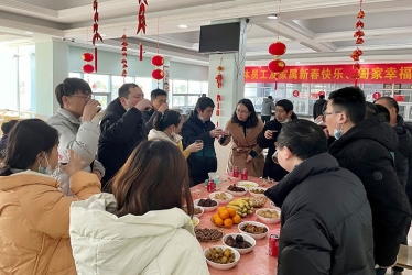 大年夜，新倉(cāng)鎮(zhèn)黨委書(shū)記與留平職工共迎新春佳節(jié)